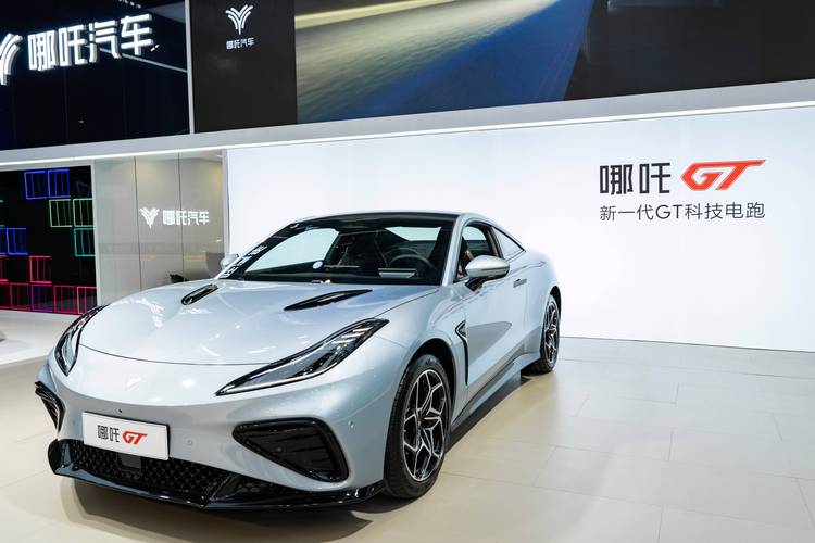 深圳47哪吒汽车在智能汽车领域的表现，领途汽车在新能源汽车市场中的影响力